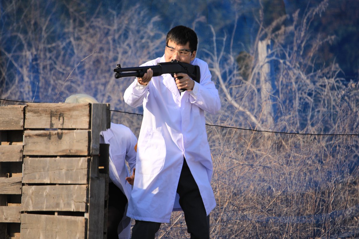 白衣でサバゲしたら応戦する研究員気分で戦える 映画やゲームにいるやつだ エモい 映画だと生き残れない人 Togetter