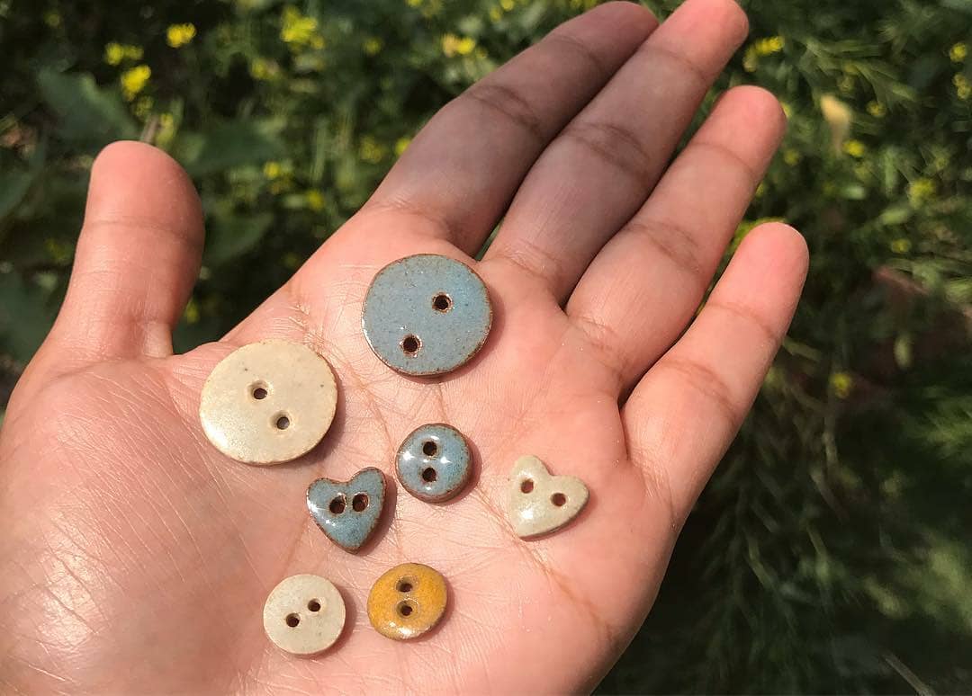 ilovepero's tweet image. Our endless love for details led to another button-making collaboration with a ceramic artist for Spring-Summer 2019 ‘finding péro’. We borrowed the colors from the marine landscape and life. 📸 @the.mudslingers

#10yearsofpero #buttonsofpero #peroarchives
