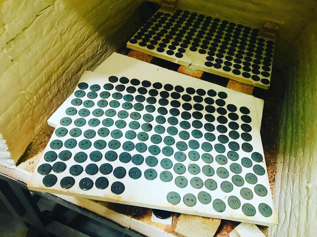 ilovepero's tweet image. Our endless love for details led to another button-making collaboration with a ceramic artist for Spring-Summer 2019 ‘finding péro’. We borrowed the colors from the marine landscape and life. 📸 @the.mudslingers

#10yearsofpero #buttonsofpero #peroarchives