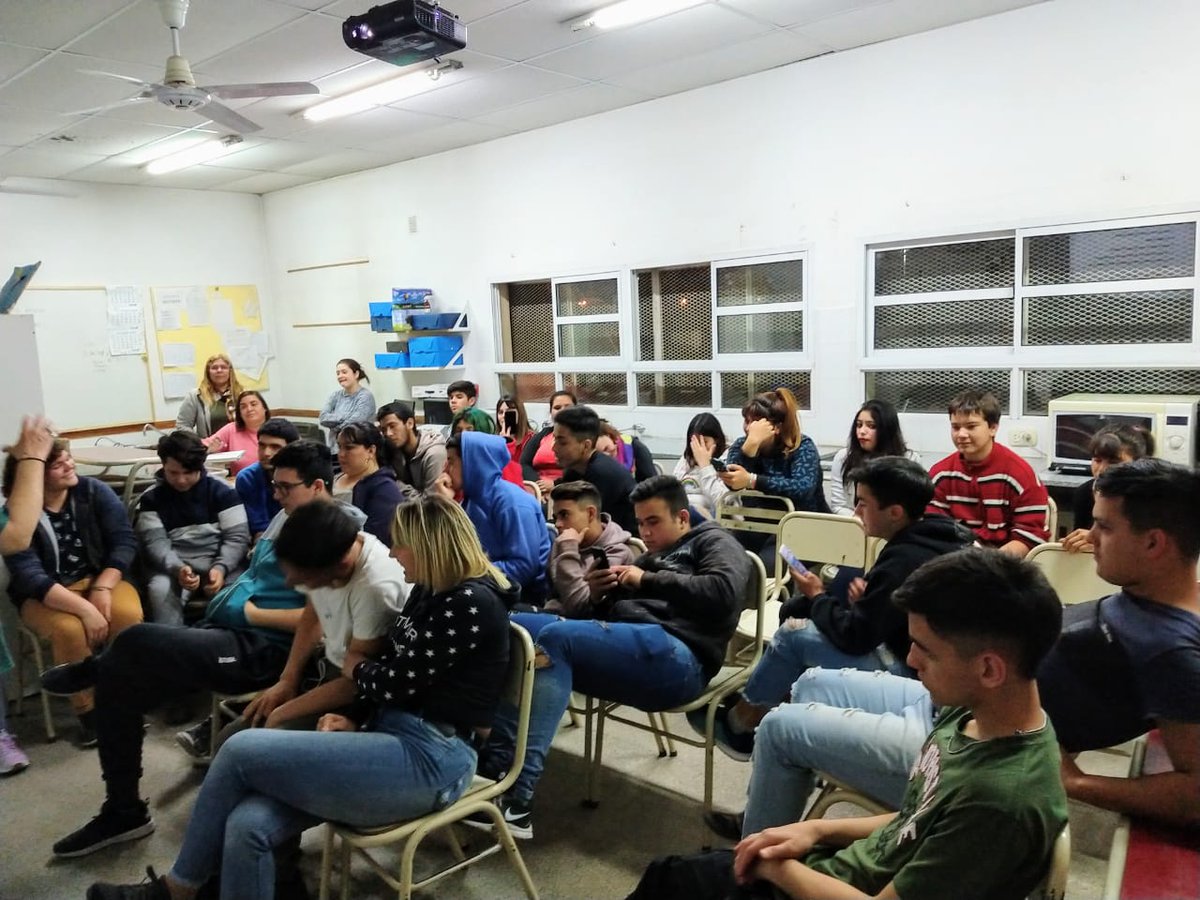 Distrital9's tweet photo. ABC Estudiantes en EES N10. Seguimos escuchando a los jovenes pudiendo analizar todo lo bueno que esta sucediendo en secundaria!!!! Los estudiantes tienen voz y la escuchamos!!!
@susanacrespi1 @JefaturaR15 @adriana_frega https://t.co/SRpbf0sbou