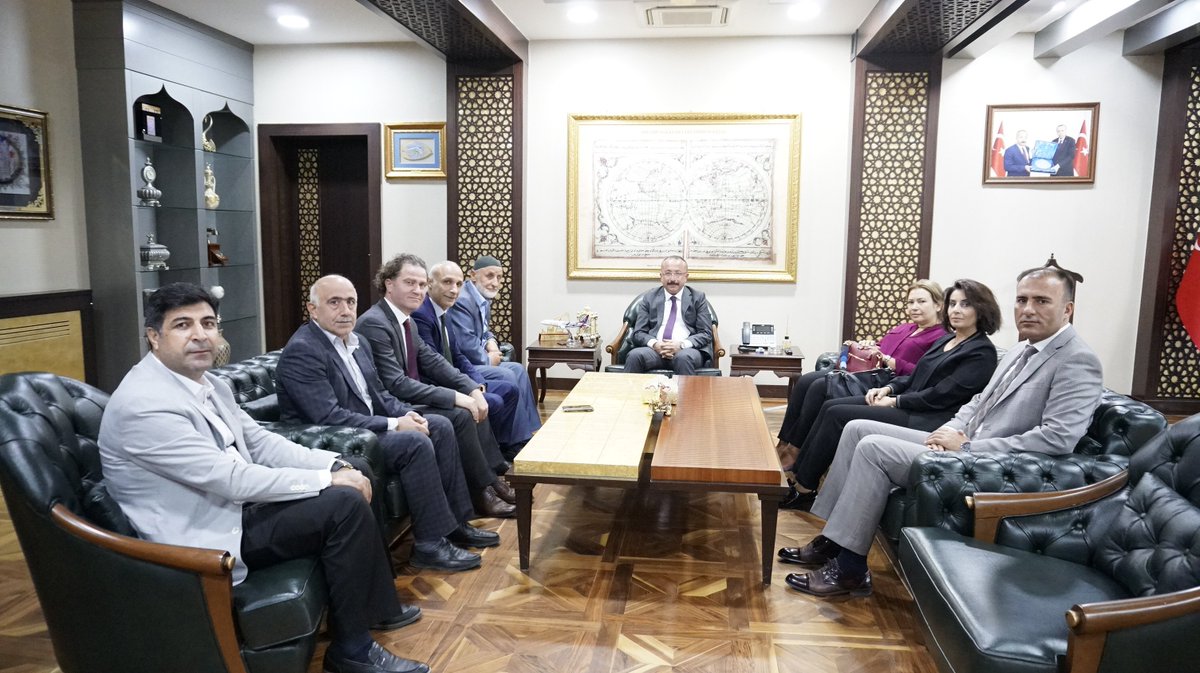 SiirtValiligi's tweet photo. Vali Ali Fuat Atik, Mektebim Koleji Yönetim Kurulu Başkanı Fuat Sancak ve beraberindeki heyeti kabul etti. https://t.co/6MVLnhKaBv