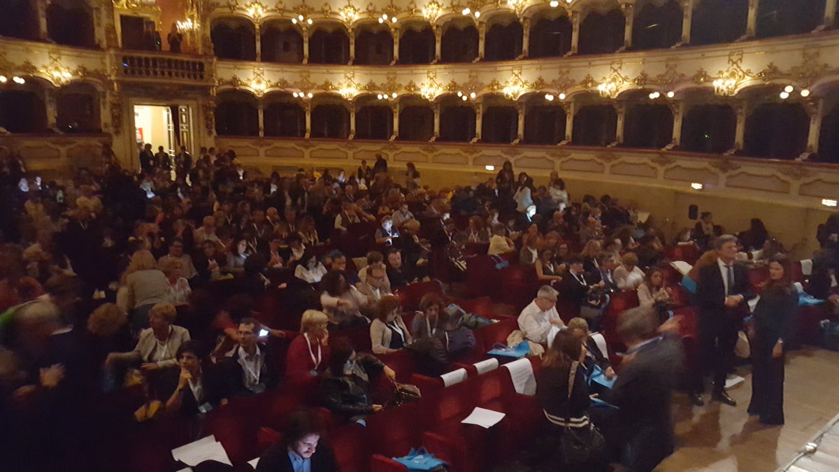 CarlosJOchoaFer's tweet photo. Talking about #VR4EDU at #ScuolaeVirtuale #Piazenca. Focus on benefits and training #teachers in #train4future world. https://t.co/BoFP6vC4Ev