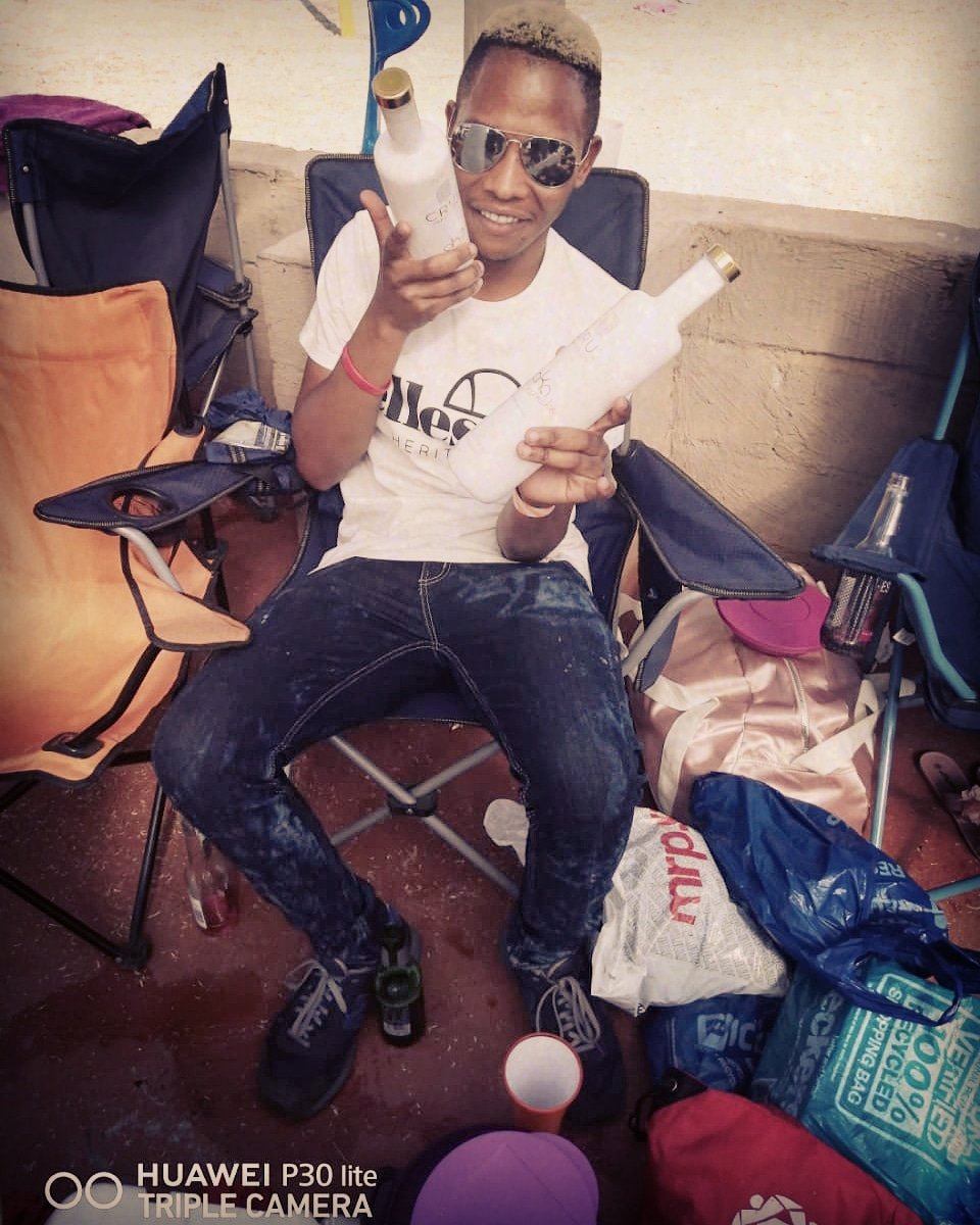 Rori_Nteo's tweet photo. @akaworldwide #EveryoneLovesWatermellon🍉
Rona re batla #Magapu🍉🍉🍸🍸 https://t.co/51BuuWyBFT