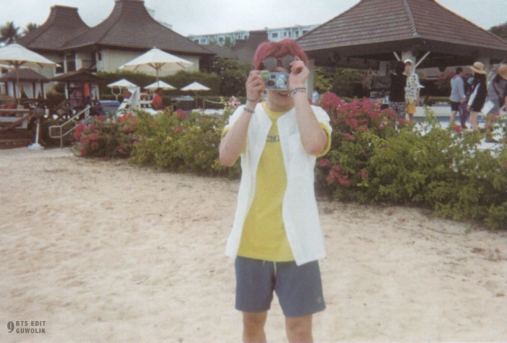 gukkie taking golden closet photos