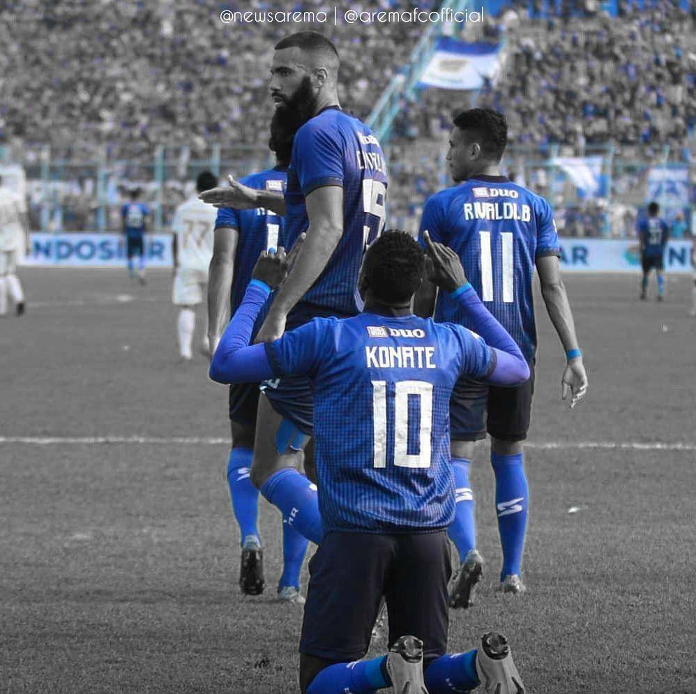 NewsArema's tweet photo. Full Time : #AREMA FC (4)-(0) #PSS Sleman
..
Gol Oleh
#Makan Konate 27'
#Ridwan Tawainella 38'
#Rivaldi Bawuo 58'
#Hanif Sjahbandi 67
..
Alhamdulillah #Nganem Sam 🦁.. Komentar umak..?
..
SALAM SATU JIWA
#AremaDay #Mbois #AremaFC #Aremanita #Aremania … https://t.co/0Upob4Wndp https://t.co/s7SmuRDU1K