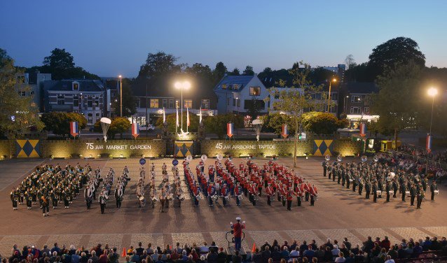 Veel publiek bij swingende Airborne Taptoe OOSTERBEEK De Herdenkings Taptoe vond zaterdagavond plaats op het Raadhuisplein. Zoals ieder jaar was er veel belangstelling voor de muzikale shows. Maria Koster ... twib.in/l/yM6jj7XnAneg