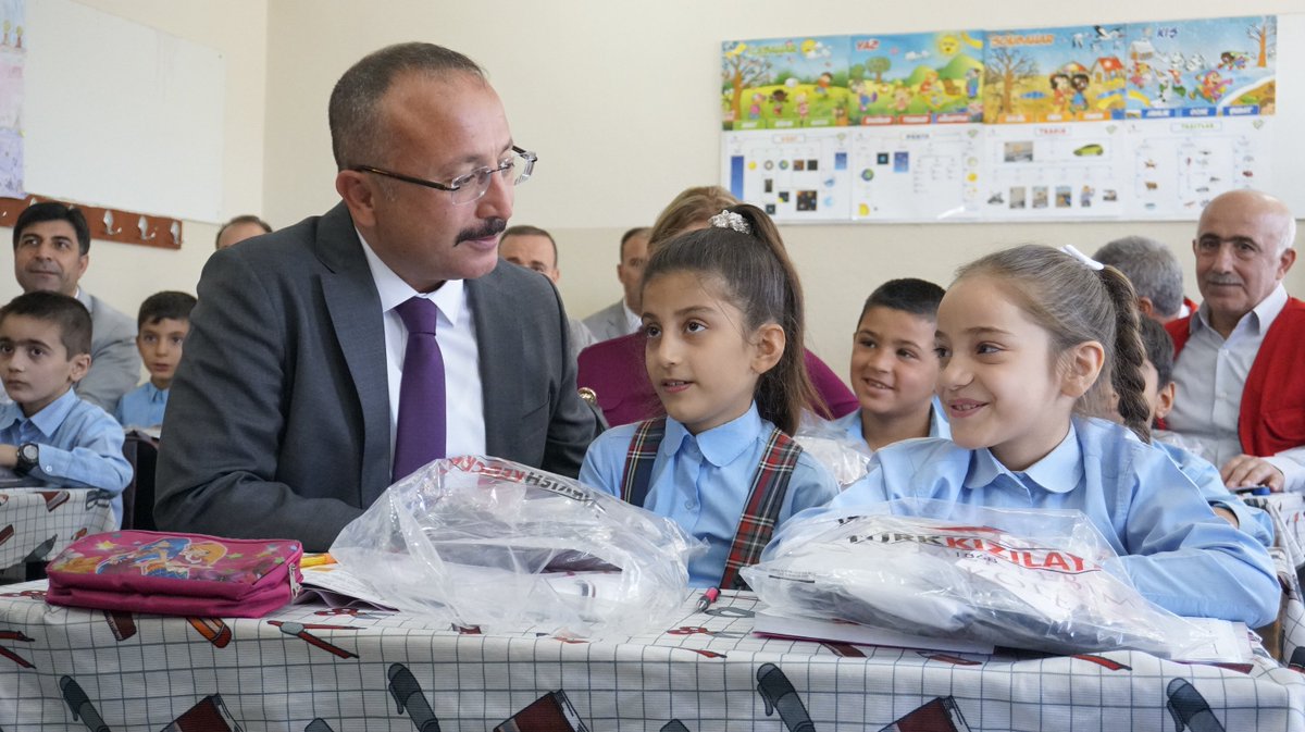 SiirtValiligi's tweet photo. Vali Ali Fuat Atik, eşi Fulya Atik Hanımefendi, Ak Parti  Milletvekilli Osman Ören, Mektebim Koleji Yönetim Kurulu Başkanı Fuat Sancak ‘Mektebim Kolejleri’ tarafından finanse edilen, Hürriyet İlkokulu'ndaki ihtiyaç sahibi öğrencilere dağıtılan giyim yardımı programına katıldı. https://t.co/YoLJDu8Yqf