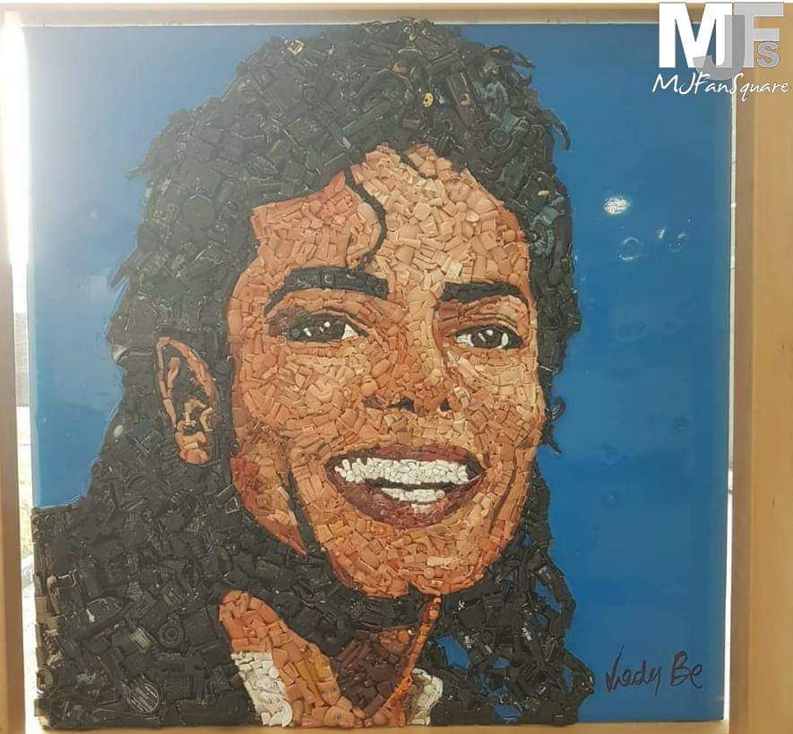 mjfansquare's tweet photo. #Milano, 24 Settembre 2019 - Ritratto di #MichaelJackson appena esposto all'aeroporto di #Malpensa e interamente realizzato con ritagli di #cannucce in plastica.

#Italy, 24 September 2019 - #MJ portrait just shown at Malpensa airport and entirely made of plastic #straw cut-outs. https://t.co/15JPOeMncQ