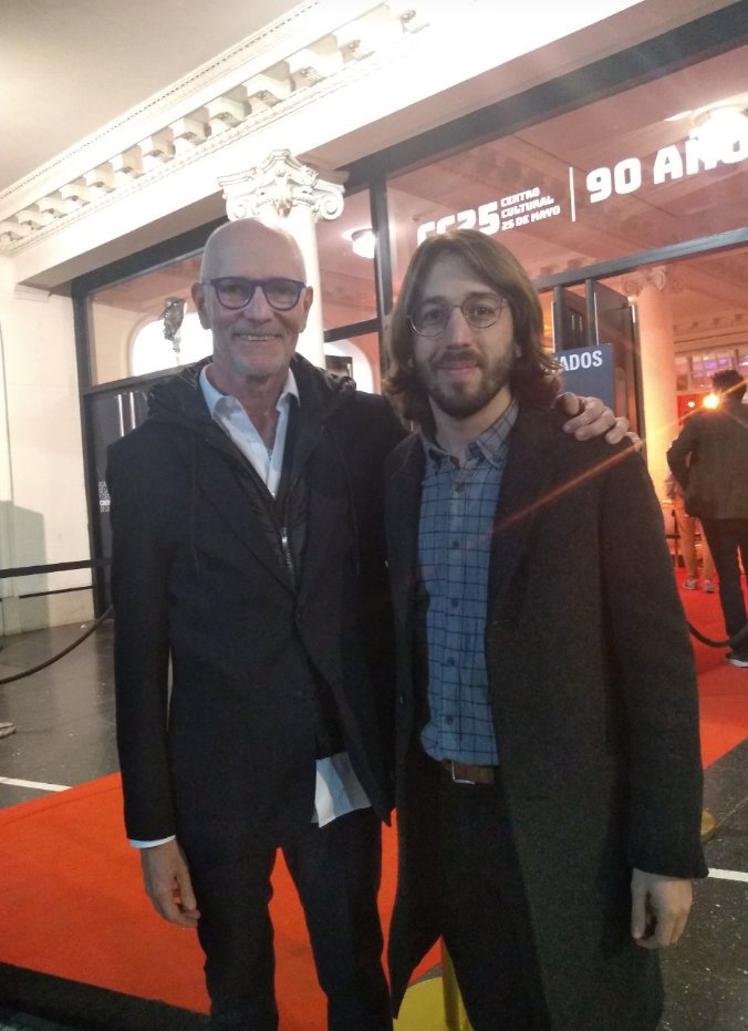Luego te tantos "Parecidos", una luz divina puso al descubierto al real <a href="/martinpiro/">martin piro</a>, quien ayer entregó Premio Sur Opera Prima a "El motoarrebatador" en Teatro 25 de Mayo.💡📽️🎬🏆