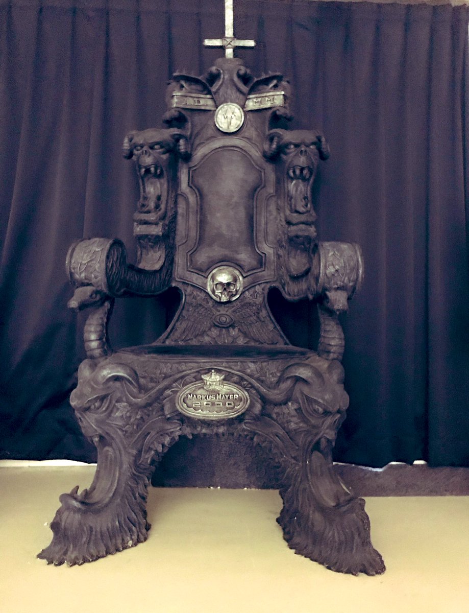 廣岡直人 En Twitter ハロウィンと言えばこの椅子の登場です 通称 魔王の椅子 Hydeさんのmvでも使った7人の魔王の椅子の１つ 通常サイズのドアでは入らなくて家にも置けずスタジオに鎮座させてましたが ハロウィンは原宿迄運ぶ予定 インスタ映えのパンチ力は