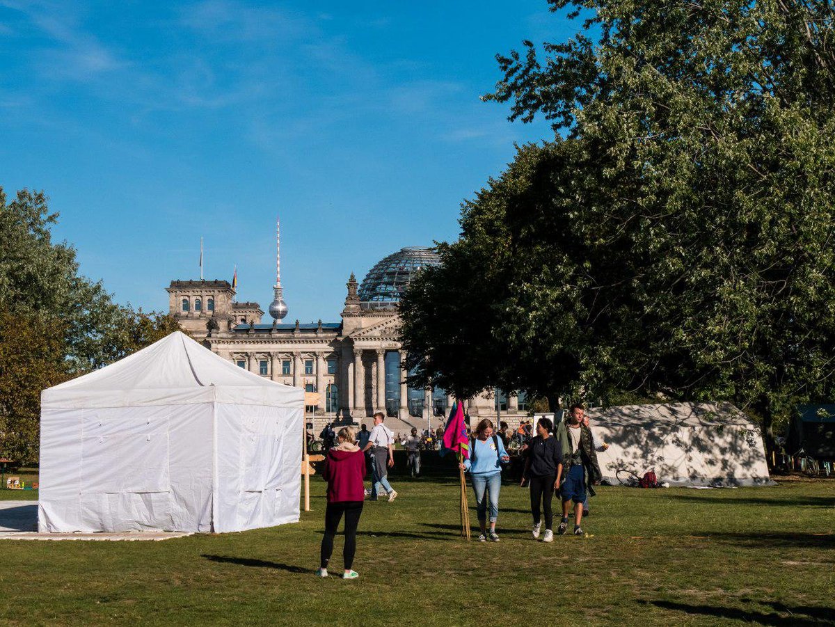 we4future_camp's tweet photo. Noch bis Freitag sind wir mit dem #We4Future-Camp vor dem Bundestag und dem Kanzler*innenamt. Greta sagt's: "All you can talk about is money and fairytales of eternal economic growth." Lasst uns an (ger)echten Lösungen arbeiten.
#AllefürsKlima
#Klimagerechtigkeit
#Degrowth https://t.co/v0MDhesuBZ