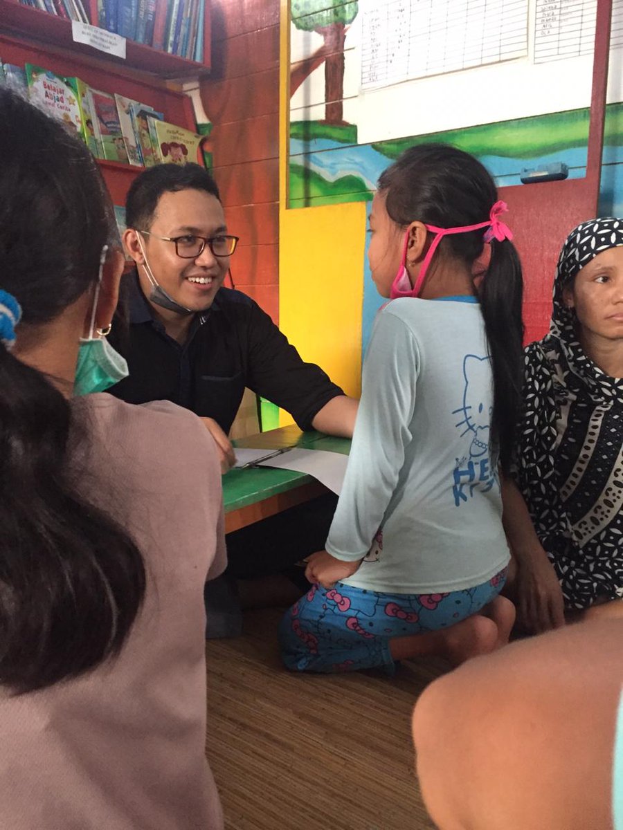 act2give's tweet photo. [24/9] Tim Dokter yang membantu dalam Pemeriksaan Kesehatan terhadap Warga dan Anak-anak yang berada di Desa Petuk Katimpun
#YouthAct #HazeRelief #Act2Give https://t.co/0jYIAItbFn
