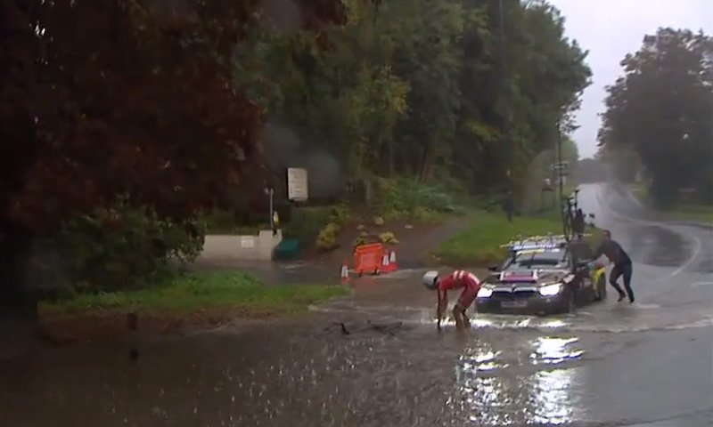 #Yorkshire2019 🌈 Una de las imágenes del Mundial. El danés  Johan Price-Pejtersen (campeón de Europa contrarreloj) se cae tras meterse en una inmenso charco que se ha formado... El circuito está cada vez más impracticable.