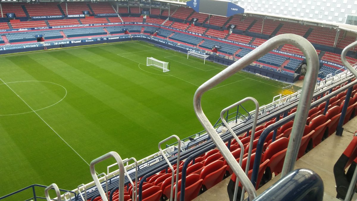 pulmondegato's tweet photo. Nuevas vallas en El Sadar que quitan gran parte de la visión a muchos socios de @CAOsasuna . Habrá que volver a mirarlo porque esto y lo de los asientos...Telita!!! #osasuna #chapuza https://t.co/HEA2CCbA7C