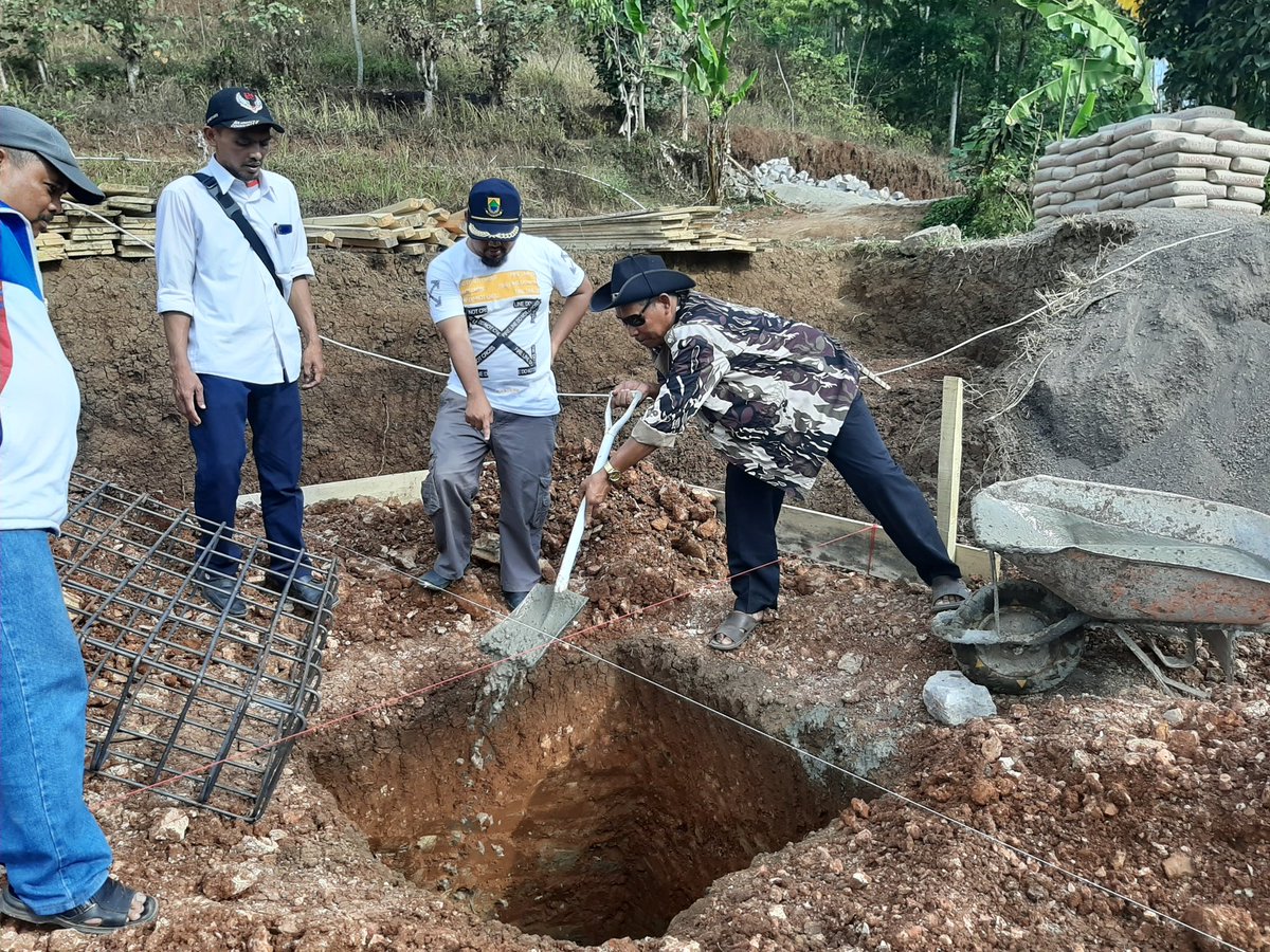 OmFarhanhudaya's tweet photo. Peletakan Batu Pertama Pembangunan GSB Ds. Mekarmulya Berama BPD dan LPM. https://t.co/nKyCBYtjdv