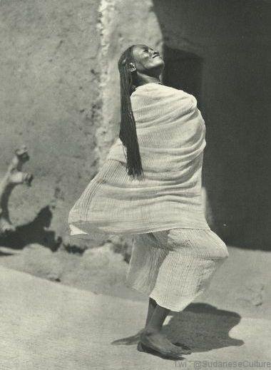 SudaneseCulture's tweet photo. Sudanese woman dancing (Pigeon Dance) 1931, Sudan 
#SudaneseCulture 

 (رقصة الحمامة) 1931, السودان
  #ثقافة_سودانية https://t.co/KdEvQDzkap