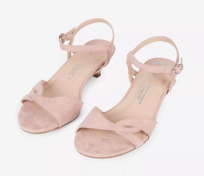 It's #TuesdayShoesday! #RT to win these Nude Kitten Heels.
bit.ly/2lid88p

*Opening date 24/09/19 11am GMT 
Closing date 25/09/19 11am GMT
Competition is open to UK residents aged 18+
For full T&amp;C's click here: bit.ly/2mLeybO       
Winner announced tomorrow