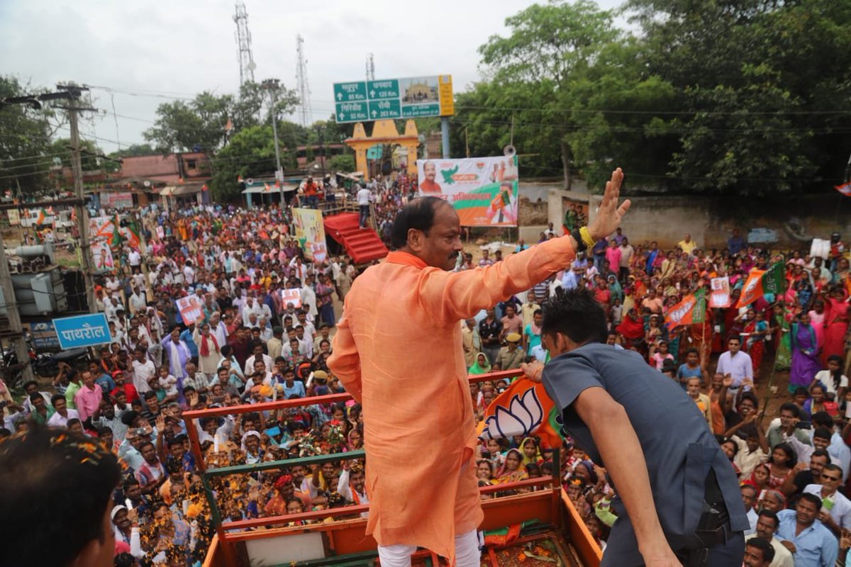 dasraghubar's tweet photo. बेटियों को अच्छी शिक्षा मिले, उनके लालन-पालन अच्छी तरह से हो इसलिए झारखण्ड में सुकन्या योजना चल रही है। बिटिया के जन्म से 18 वर्ष तक सरकार 40 हजार रुपये की आर्थिक मदद दे रही है। मुख्यमंत्री कन्यादान योजना के तहत शादी पर अलग से 30 हजार रुपये दिए जाते हैं। 
#JanAashirwadYatra https://t.co/Hj8ys0nunn