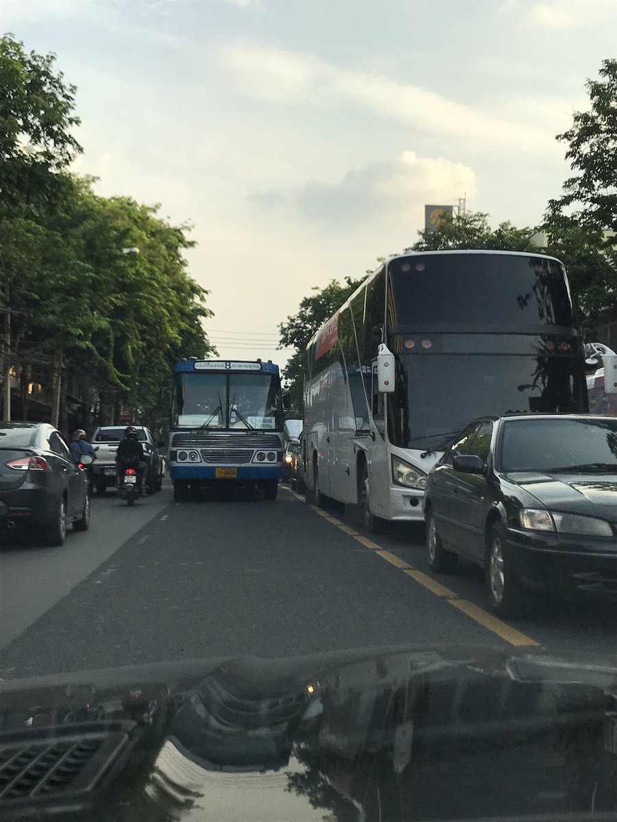 asayalak's tweet photo. วิ่งสวนเลนขึ้นมา ขวางทาง ไม่มีใครได้ไปไหนเลย รถร่วมสาย 8 แยกหลานหลวงค่ะ @fm91trafficpro @js100radio https://t.co/LXcIgr10lb