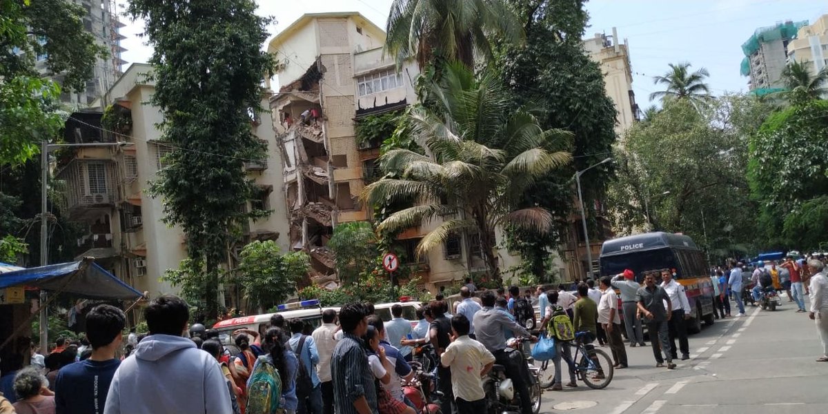 ians_india's tweet photo. A 10-year-old girl was killed and two injured when the portion of a residential building crashed in suburban Khar, here on Sept 24 afternoon, the #BMCDisasterControl said.
Photo: IANS https://t.co/snpJ5c9Pne