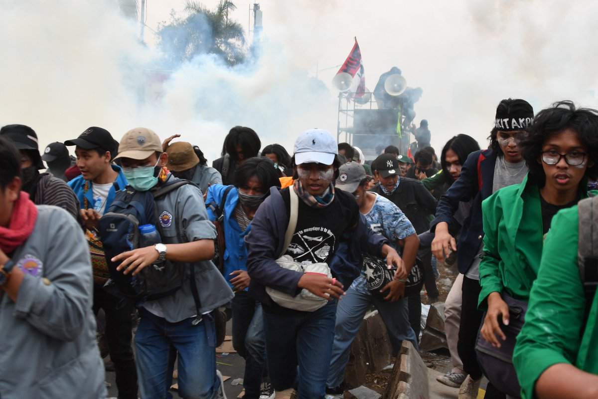 People are protesting in Indonesia over a proposed criminal code protesters say would weaken anti-corruption efforts + expand anti-blasphemy laws.

It would also criminalize:
- Insulting the president
- Abortion outside rape/emergency
- Sex outside marriage
- Same-sex relations