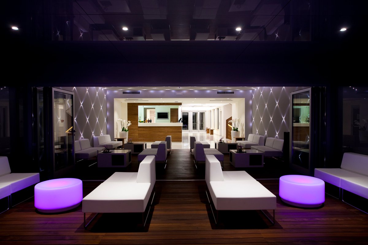 HotelSplit's tweet image. Our #lobby bar is waiting for you!
We've prepared a daily fresh snacks such as quiche lorraines, sandwiches and cake selections.
#sea #vitaminsea #lobby #greenhotel #boutiquehotel #croatiafulloflife #croatia #thebesthotels