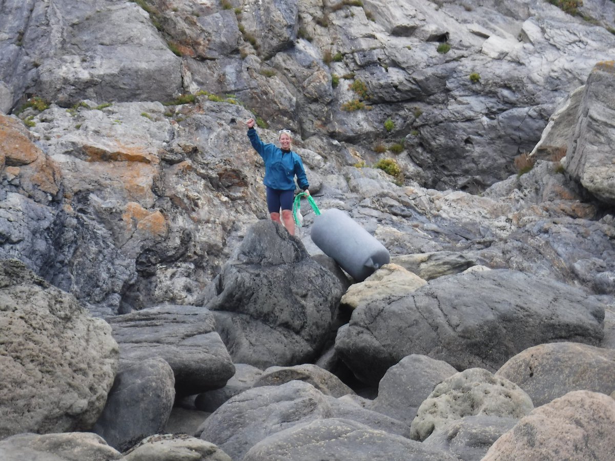SUPinaBagUK's tweet photo. a slightly more challenging #2minutebeachclean than usual. Well done EmmaM #SUPLikeaLocal Portloe https://t.co/phQqaMfmda