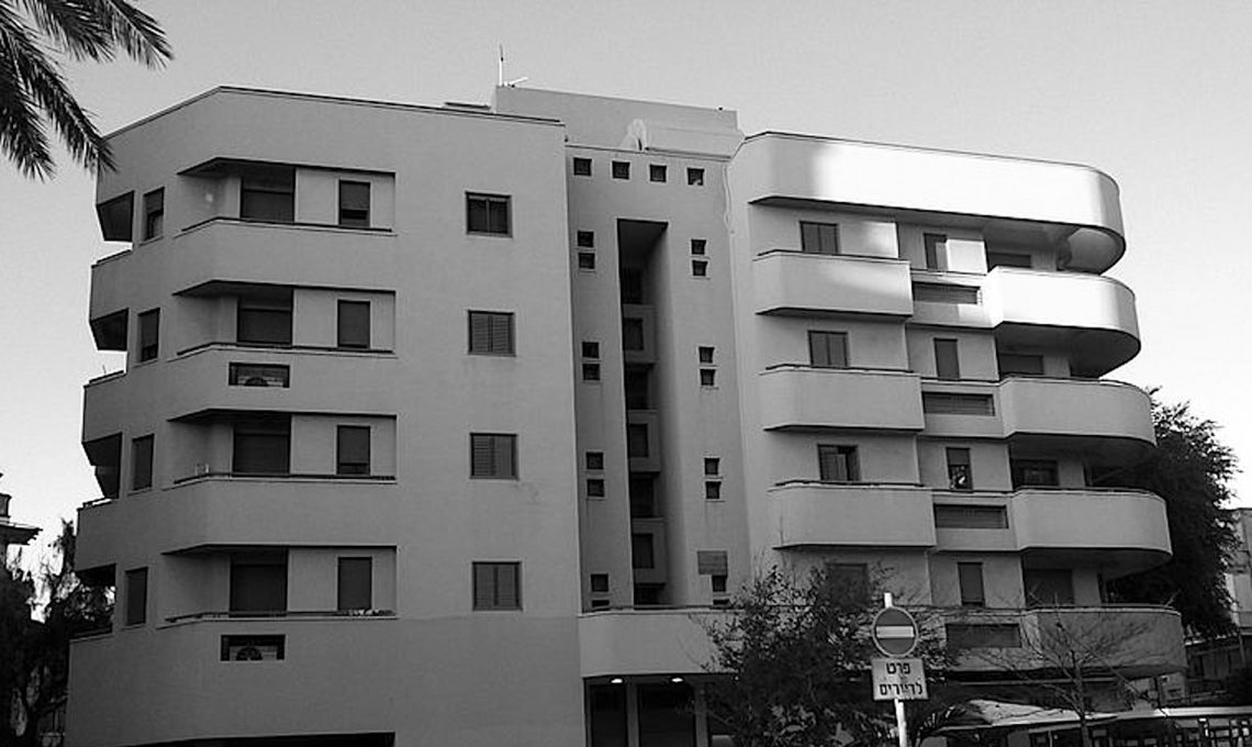 Tel Aviv, uno degli edifici in stile #Bauhaus che spiegano il soprannome di Città bianca. Un bel pezzo di storia arrivato qui dall'Europa, un monumento al Secolo Breve a cento anni dalla nascita del Bauhaus in Germania. Il racconto di <a href="/LaGlobetrotter/">Diana Facile</a> 
guidemarcopolo.it/viaggio-in-isr…