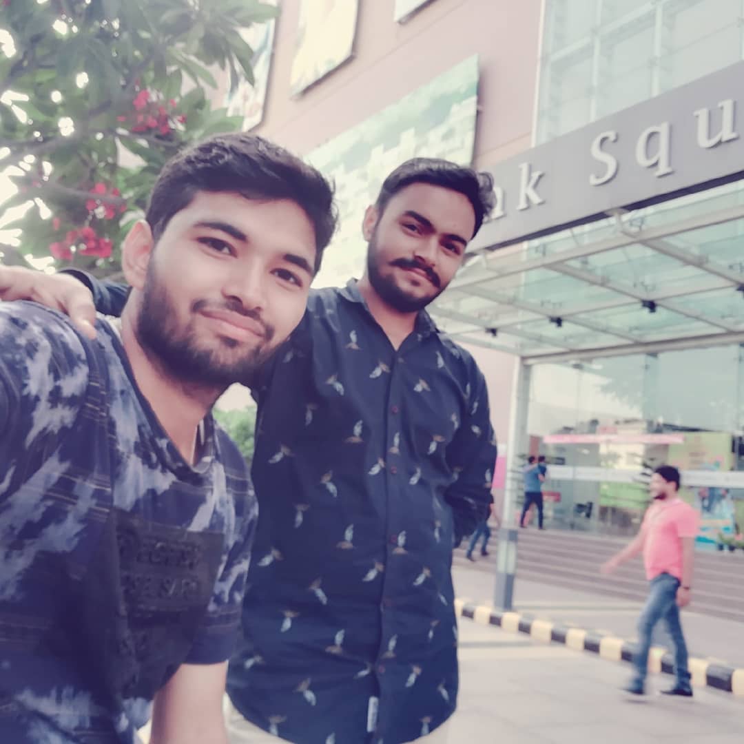 mpawanbijarnia's tweet photo. Watching movie #Chhichhore
mind blowing performance in movies all creators 👌🎥👌
@itsSSR @ShraddhaKapoor @NaveenPolishety @varunsharma90 @TahirRajBhasin @tusharpandeyx #movies #watching #pinksquare #pinksquaremall #jaipur #withfriends @ImIndoria, #DrAmitSharma https://t.co/LGA9Nk7IXB