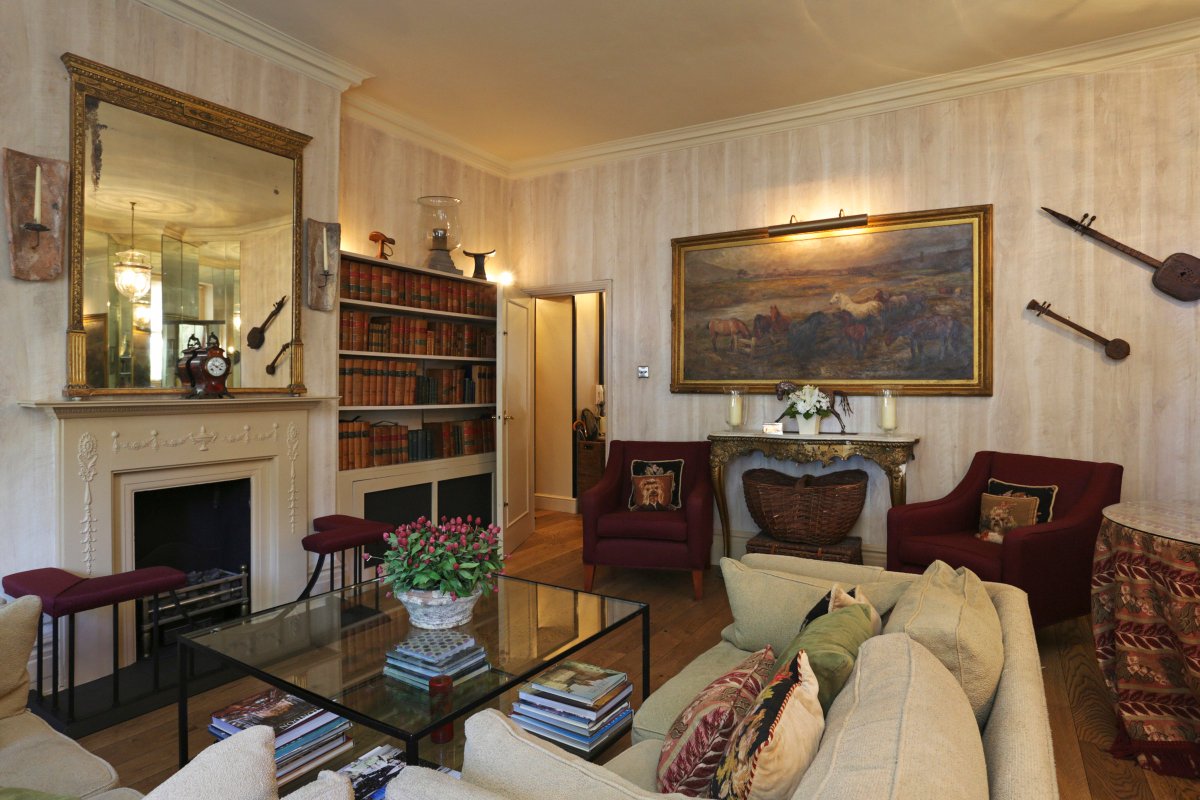 DestLondon's tweet image. Ormonde Gate is an elegantly furnished property located in a grand period building. Antique furniture, porcelain, and classic pieces are situated around this apartment giving it a regal atmosphere👑

Click the link for further details on how to book! 🏡

homefromhome.co.uk/properties/lon…
