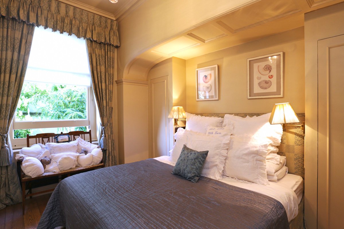 DestLondon's tweet image. Ormonde Gate is an elegantly furnished property located in a grand period building. Antique furniture, porcelain, and classic pieces are situated around this apartment giving it a regal atmosphere👑

Click the link for further details on how to book! 🏡

homefromhome.co.uk/properties/lon…