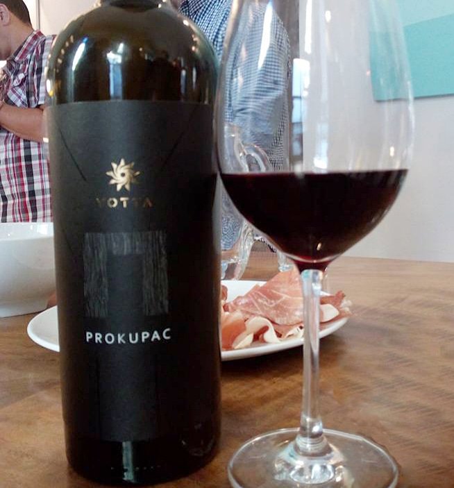 Vikend VINARIJE YOTTA! Pridružite nam se i probajte Prokupac vinarije Yotta na čašu. Prepustite se uživanju uz vino i muziku u petak 27.9.2019. od 18h u bašti vinoteke. Očekuju vas promotivne cene vina koje ostaju tokom vikenda.Telefoni za rezervacije: 011 25 44 742 064 64 34 139