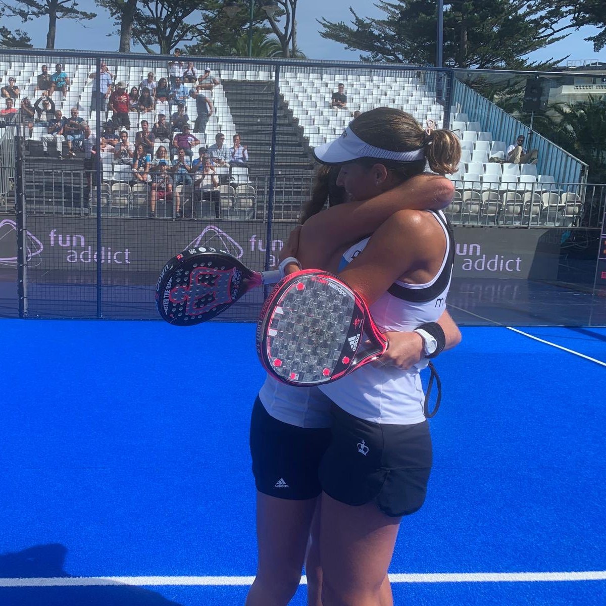 ¡AHÍ LAS TIENES!
 <a href="/martamarreromar/">marta marrero marrer</a> y <a href="/martita_ortega/">Martita Ortega</a> se hacen con el título tras derrotar por 7-5/6-3 a <a href="/AleeeeSalazar/">Alejandra Salazar</a> y <a href="/asanchezfallada/">Ari Sánchez</a> en la final del #WPTCascaisMaster🇵🇹 de #Pádel 
📷 <a href="/WorldPadelTour/">World Padel Tour</a>