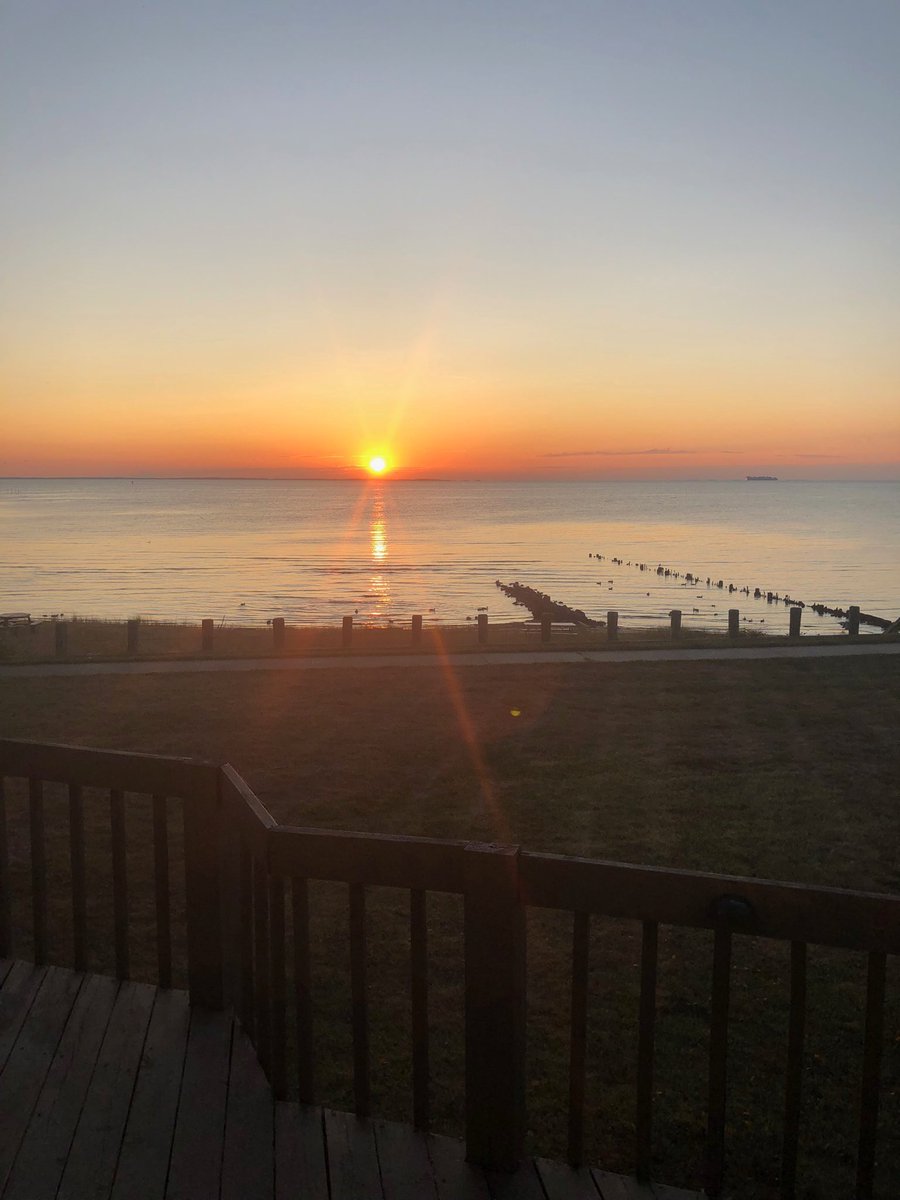 Good morning from Chesapeake Beach. 65 degrees on my deck and visibility of 93,000,000 miles.