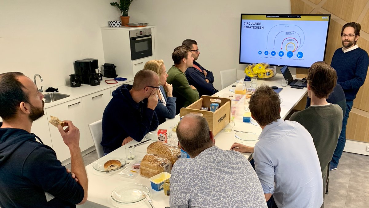 Dynteq's tweet image. Hoe kunnen wij als industrieel ontwerpers bijdragen aan de ontwikkeling van de circulaire economie? Tijdens de lunch worden we bijgepraat, dat als we ons richten op het #gebruik, in plaats van het #verbruik, er op vele manieren waarde kan worden gecreëerd. #circulardesign 🍀