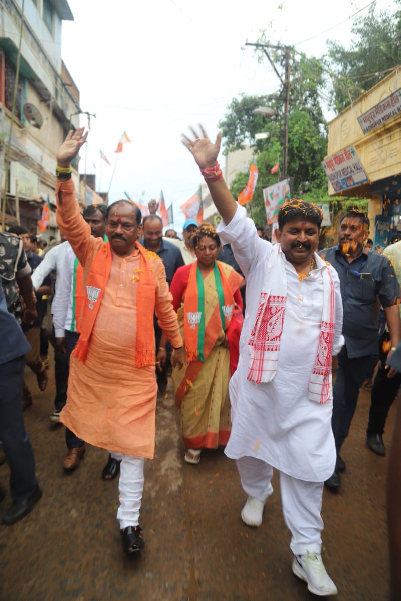 dasraghubar's tweet photo. मधुपुर की जनता को जोहार। जन आशीर्वाद यात्रा को आपने बेशुमार प्यार और आशीर्वाद दिया, आप सभी का आभार। ये जनसमर्थन...हमारी सरकार द्वारा किए गए विकास कार्यों पर जनता की मुहर है। 
#JanAashirwadYatra
#AbkiBaar65Paar https://t.co/pb0H1tw2Ow