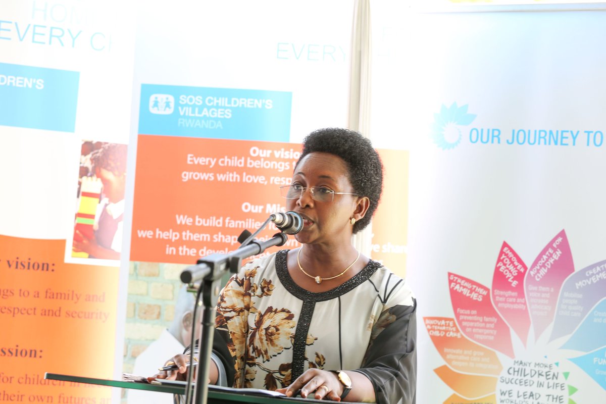 soscvrwanda's tweet photo. Minisitiri w'Uburinganire n'Iterambere ry'Umuryango @NyirahabimanS yijeje ubufatanye @soscvrwanda , mukwita ku bana. Yashimye kandi Umusanzu wayo mu kwita ku mwana mu myaka 40 ishize. #40YearsImpact #CareEffect https://t.co/woRKzBU1TR