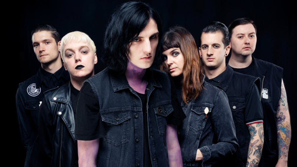 KerrangMagazine's tweet photo. WTF is going on with Creeper right now? https://t.co/lAIxtioGI3 https://t.co/AvHHpda2aT