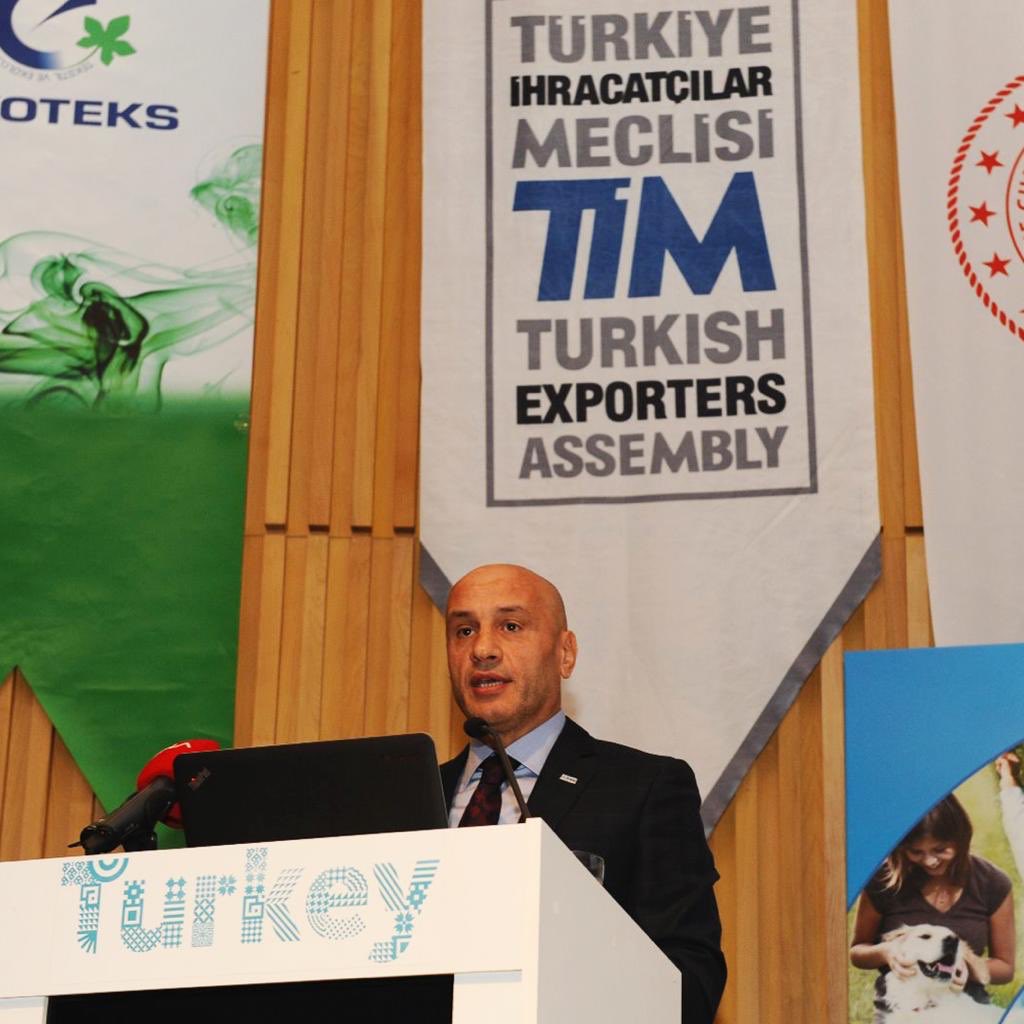 Birliğimiz iştiraki <a href="/EkoteksLab/">Ekoteks Laboratuvar ve Gözetim Hizmetleri A.Ş.</a> tarafından 12.’si düzenlenen Uluslararası Tekstil Sempozyumu’nun bu yılki teması"Sürdürülebilir Temiz Bir Dünya İçin Yeni Yaklaşımlar"oldu.<a href="/turkihracat/">TİM</a> Başkanımız Sn.<a href="/ismail_gulle/">İsmail Gülle</a>’nin teşrifleriyle gerçekleşen sempozyum, Başkanımız <a href="/GultepeMustafa/">Mustafa Gültepe</a>,