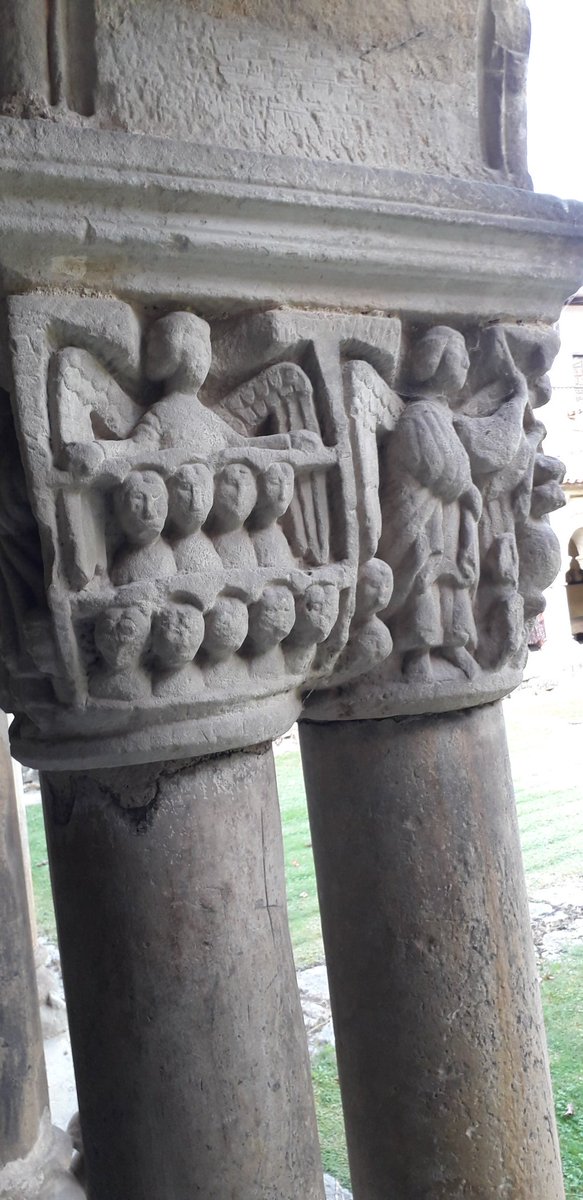 RenataOjerada's tweet photo. En la #carasur del #capitel representa el paraiso con dos hileras de cabezas (las almas ) bajo la protección del Angel #Colegiata #Santillana #Claustro https://t.co/VEX9QcJAS6