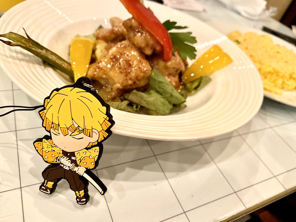 昨晩はダイニング行ってきました☺️?
善逸モチーフばかりのコースでお味も相変わらず美味しくて幸せだった〜!?
柱ポスターも善逸生誕お祝いポスターもありました⭐️ 