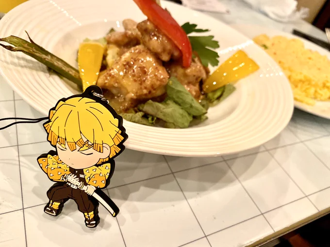 昨晩はダイニング行ってきました☺️?
善逸モチーフばかりのコースでお味も相変わらず美味しくて幸せだった〜!?
柱ポスターも善逸生誕お祝いポスターもありました⭐️ 
