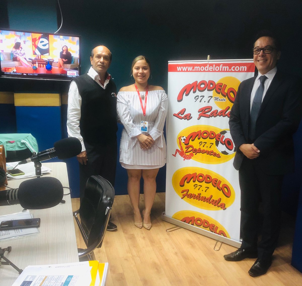 Modelo977's tweet photo. Compartimos esta foto de la entrevista que tuvimos con el Sr. Roberto Romero. Presidente de la CONAFIPS. @CONAFIPS @RobertoRomeroV #modelonoticias #modeloinforma #manta #manabi #ecuador https://t.co/fEF4g7LdfX