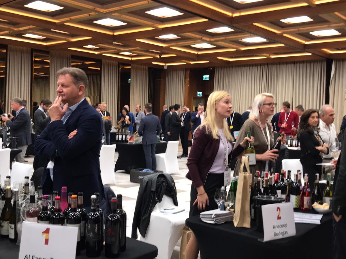 ICEX_'s tweet photo. Comienza #Varsovino, la feria de #vinos españoles que organizamos por 15º año en Polonia. Presentamos nuevas #bodegas ante importadores polacos y organizamos una cata a cargo del sumiller de El Bulli, David Seijas. https://t.co/t3G7av8IPc