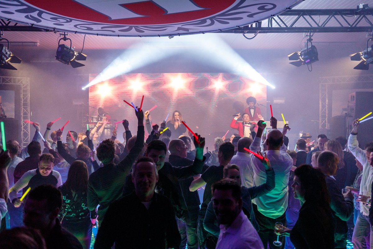 Kerstfeest of nieuwjaarsfeest organiseren? Wij helpen graag!

Vorig jaar organiseerden we een gezellige nieuwjaarsreceptie voor 400 gasten van Huuskes, check de link voor een impressie. bit.ly/2kQyAkM
#kerstborrel #nieuwjaarsreceptie #catering #entertainment #evenementen