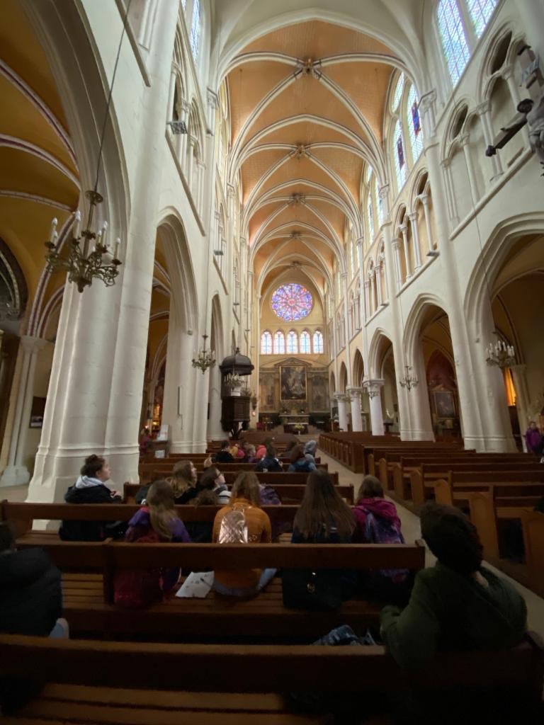 Bonjour! On a passé le matin à Brie Comte Robert - un tour de la ville, le marché et un petit réflection à l’église.
