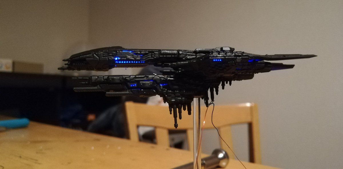 Zanzibar_II's tweet image. ドロップフリートコマンダーのUCM巡洋艦･リオにLED入れたよ。
３ミリ３個、チップ１個で光ってます。

#dropfleetcommander