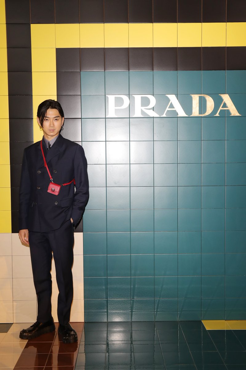 Prada Japan プラダ を着用した俳優の松田翔太がミラノで発表された Pradass レディスファッションンショーに出席 松田翔太 Prada プラダ