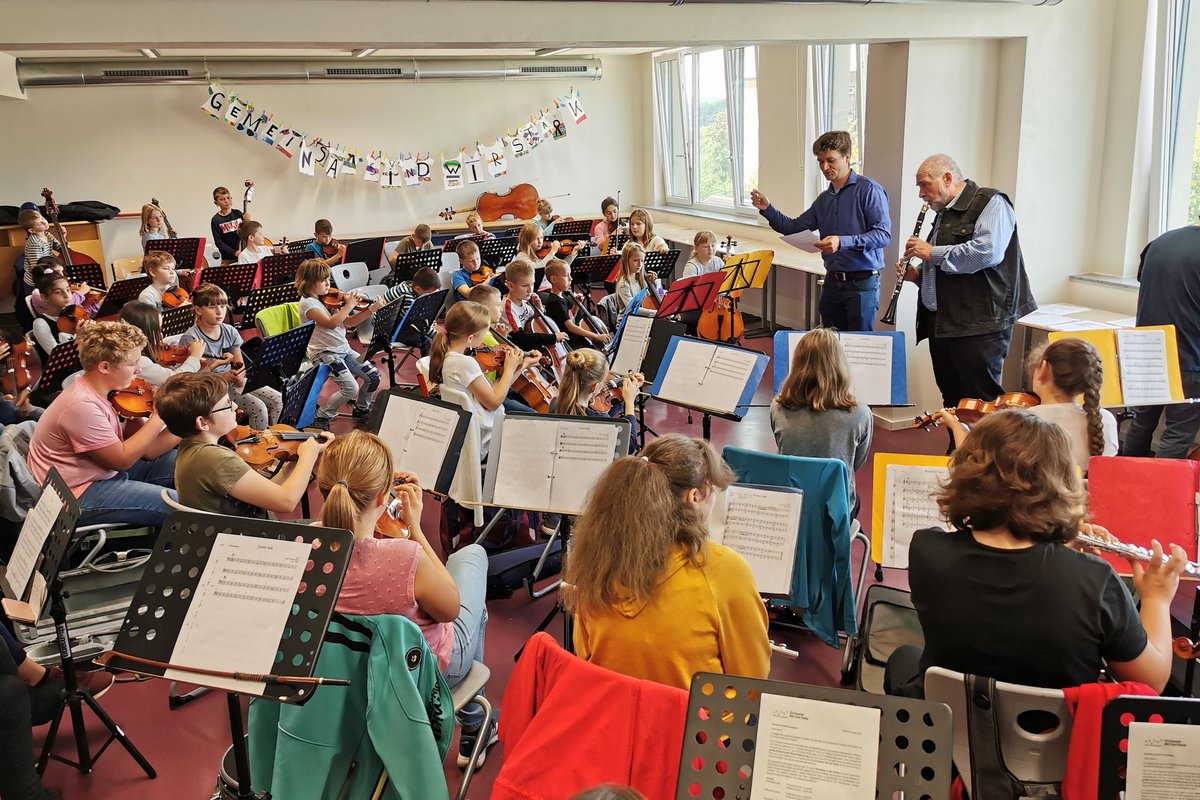 AchavaFest's tweet photo. Heute sind wir mit unserem diesjährigen #ACHAVA #Schülerprogramm "Schüler und Meister im Einklang" gemeinsam mit Schülerinnen und Schülern aus der Gemeinschaftsschule "Carl Zeiss" und Grundschülern der Albert-Schweitzer-Schule in #Weimar zu Gast. https://t.co/hYmymz3LoU