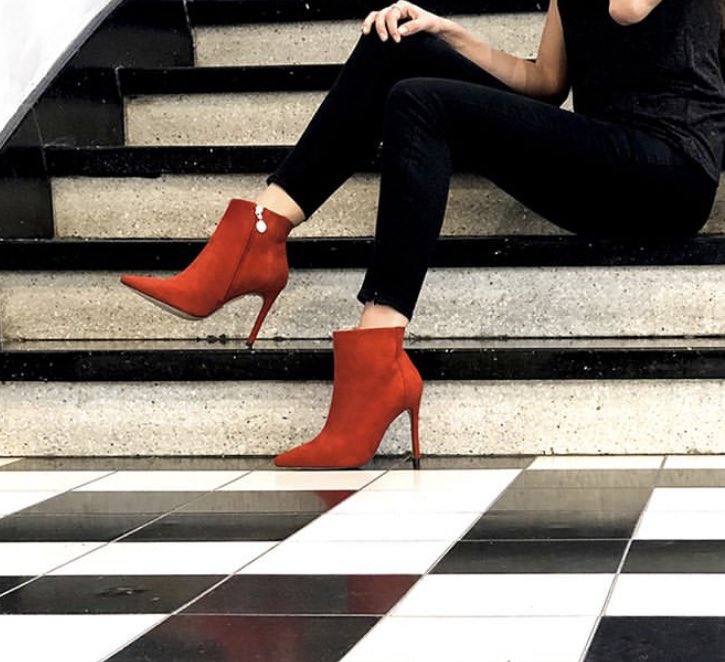 FALLing for this! 🍁🧣
Autumn is here, so is #RedShoeTuesday. 👠
#redtietuesday #autumn #newseason #goals #careergoals #style #firstdayoffall 
Photo: #fiammastudio